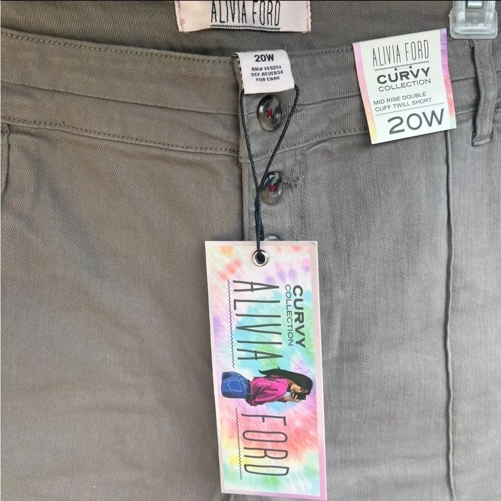 Women’s Curvy Mid Rise Double Cuff Summer Shorts Size 20W NWT - Picture 8 of 9